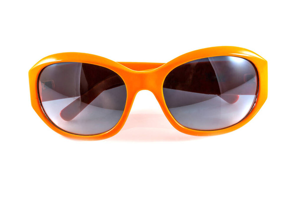 πορτοκαλί γυαλιά ηλίου απομονωμένα σε λευκό φόντο - Φωτογραφία, εικόνα