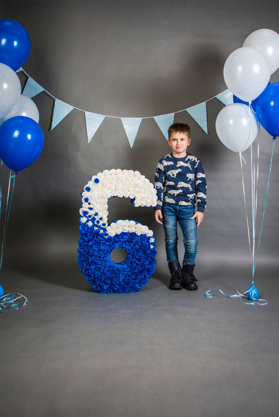glückliche kleine Jungen Geburtstag, 6 Jahre alt Foto - Foto, Bild