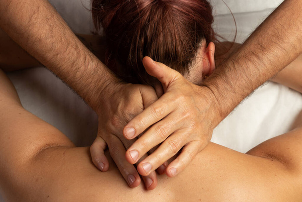 Massagem com óleo corporal no salão de spa. Descanso, recuperação, cuidado, relaxamento, mulher, costas, pescoço, mãos de massagista, procedimento - Foto, Imagem