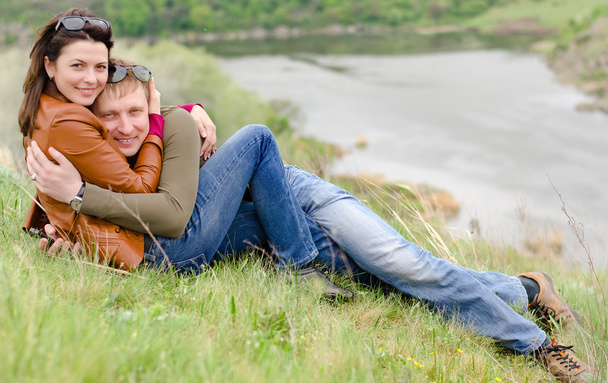 Amante jovem casal abraçando em um topo de colina
 - Foto, Imagem