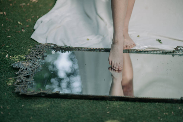 žena noha na zrcadle - Fotografie, Obrázek