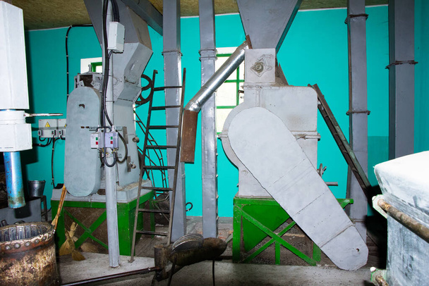 Equipo para prensa de molino de aceite, compresión de aceite, entrega de aceite para pesar, pozo receptor de grano - Foto, Imagen