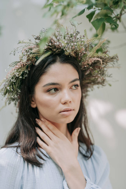 pretty woman in flower wreath posing at camera - Valokuva, kuva