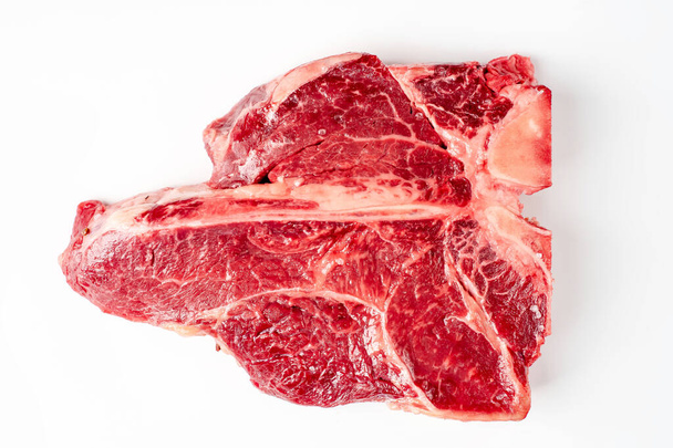 ωμό βόειο κρέας σε λευκό φόντο - Φωτογραφία, εικόνα