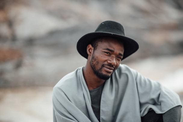 retrato de hombre afroamericano en sombrero de fedora posando contra cañón de granito  - Foto, Imagen