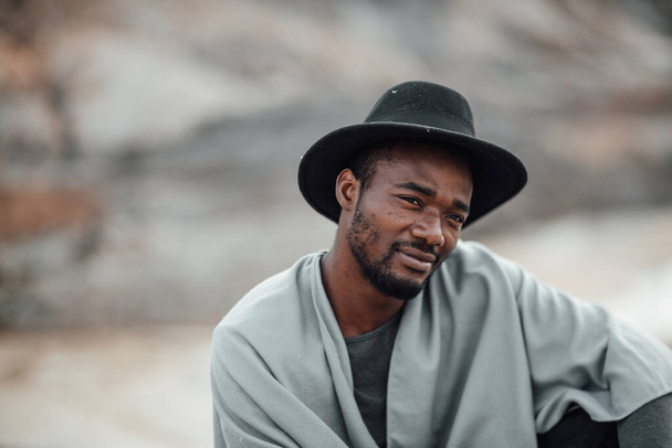 retrato de hombre afroamericano en sombrero de fedora posando contra cañón de granito  - Foto, Imagen