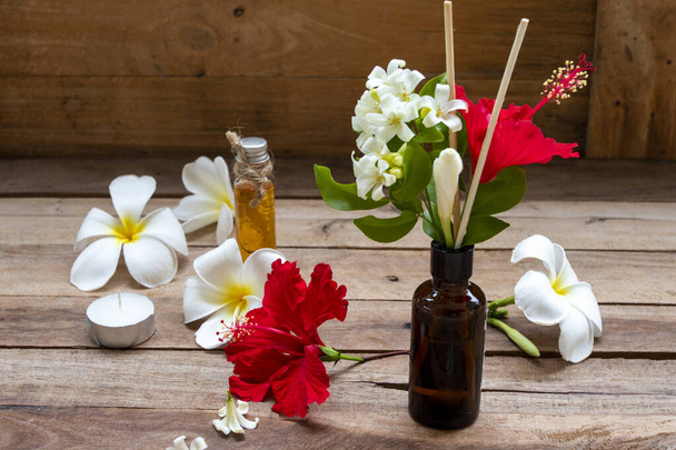 aceites de hierbas naturales extraen todas las flores huele aromas arreglo de aromas estilo laico plano sobre fondo de madera - Foto, Imagen