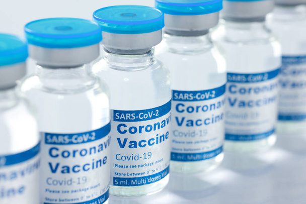 COVID Coronavirus-kór elleni vakcinát tartalmazó injekciós üveg - Fotó, kép