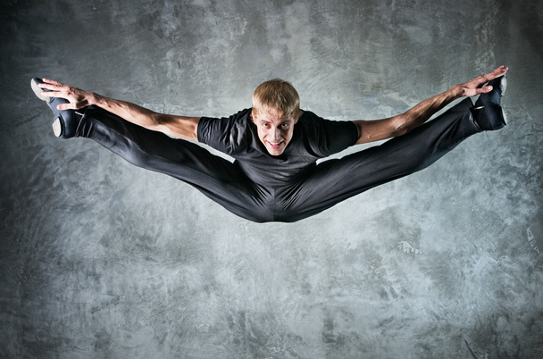 Young man dancer jumping up high - Foto, Imagen