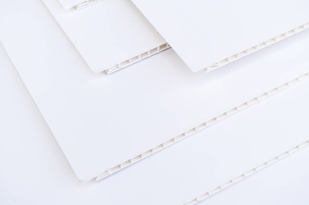 Σχέδιο πλαϊνού πλαισίου βινυλίου κατασκευών. Σπίτι καλυμμένο με λευκό πλαστικό βινύλιο. Vinyl πλευρικό τοίχωμα επιφάνεια υφή φόντο απομονωμένη - Φωτογραφία, εικόνα