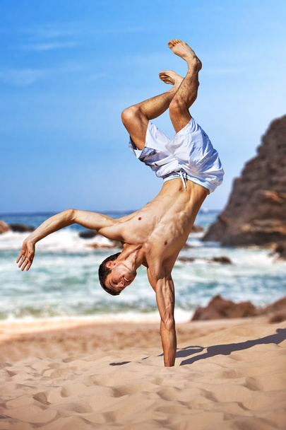 Young sportsman on beach - Valokuva, kuva