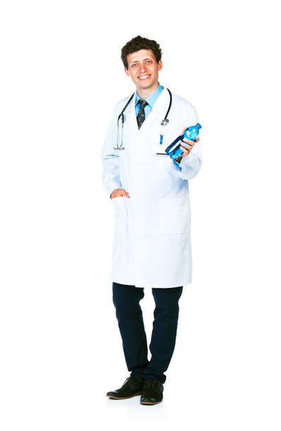 Portrait d'un médecin souriant tenant bouteille d'eau sur whi
 - Photo, image