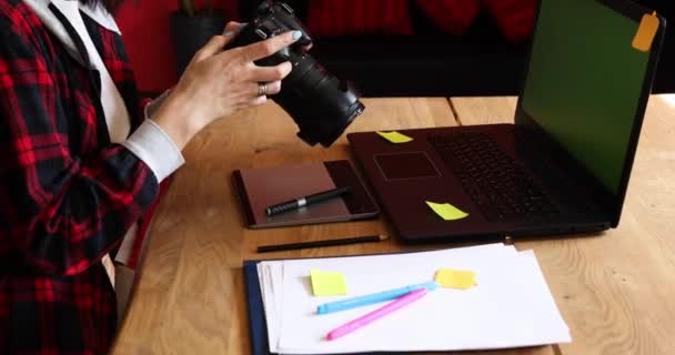 Фотограф-женщина, работающая в креативном офисе с камерой, за столом и ретуширующей фотографией на ноутбуке, ретуширующее рабочее место в фотостудии, успешный внештатный творческий бизнес, Photography Concept - Кадры, видео