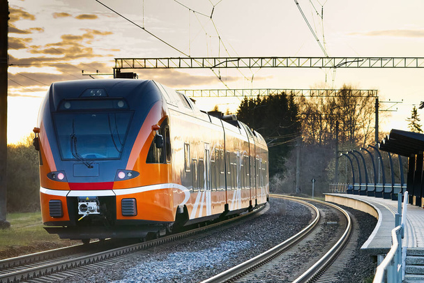 Ekspres turuncu tren. Estonya 'nın yeni treni. Hızlı Işık Şehirlerarası ve Bölgesel Tren. ekolojik yolcu taşımacılığı - Fotoğraf, Görsel