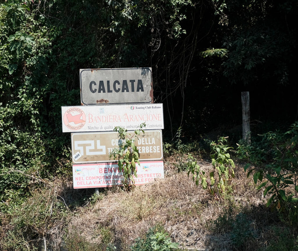 sinal da cidade de Calcata na província de Viterbo, Lazio, Itália. Foto de alta qualidade - Foto, Imagem