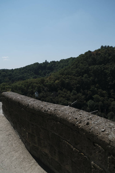 イタリアのラツィオ州ヴィテルボ県のカルカタ町の防衛壁。高品質の写真 - 写真・画像