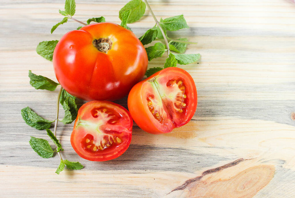 Tomate e tomate cortado na foto stock de mesa - Foto, Imagem