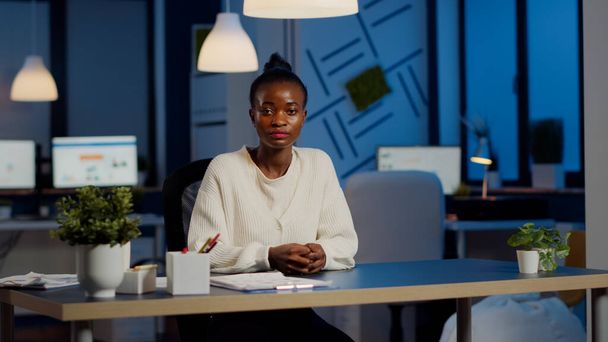 Black manager femme écoute partenaire pendant la vidéoconférence - Photo, image