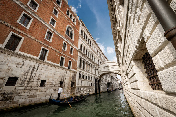 Ünlü İç Çekmeler Köprüsü (Ponte dei Sospiri) barok tarzında olup Palazzo Ducale (Doge Palace) ile Cezaevleri 'ni birbirine bağlar. Veneto, İtalya, Avrupa. - Fotoğraf, Görsel