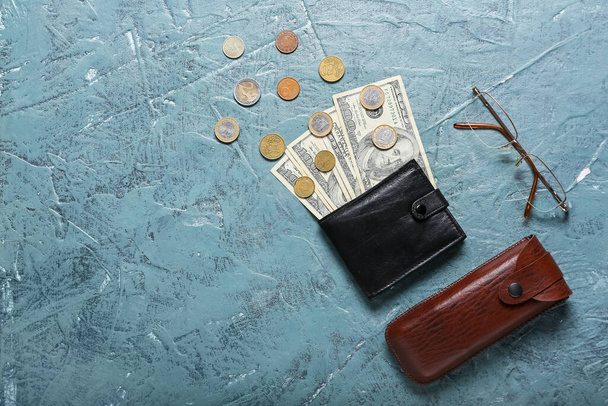 Πορτοφόλι με χρήματα στο φόντο χρώμα. Έννοια της πτώχευσης - Φωτογραφία, εικόνα