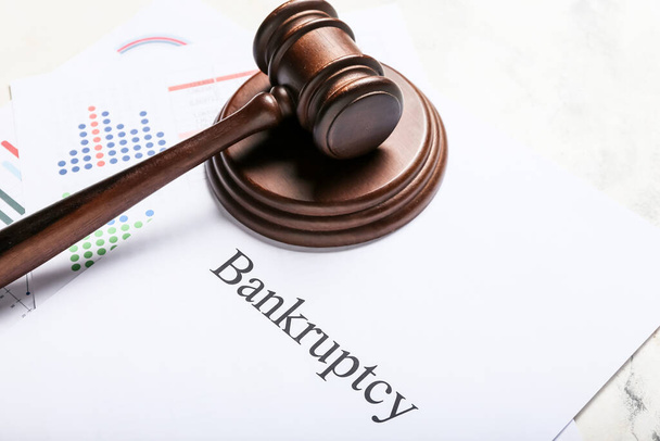 白い背景に単語BANKRUPTCYと裁判官のガベル,文書や紙のシート - 写真・画像