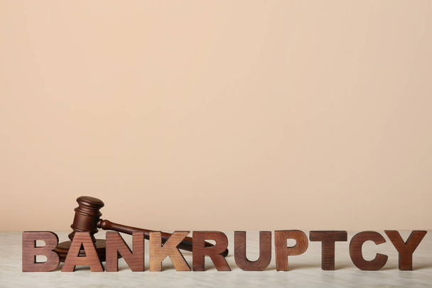 Tuomari nuija sanalla BANKRUPTCY värillä taustalla - Valokuva, kuva