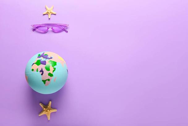 Глобус с солнцезащитными очками на цветном фоне - Фото, изображение