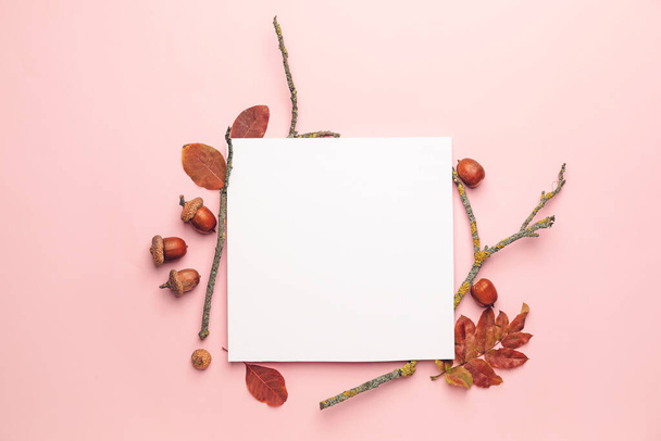 Cartão em branco e folhas de outono no fundo de cor - Foto, Imagem