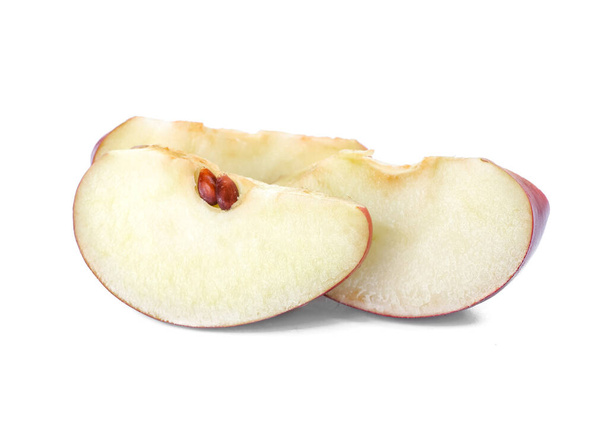 白い背景に新鮮な赤いリンゴの破片 - 写真・画像