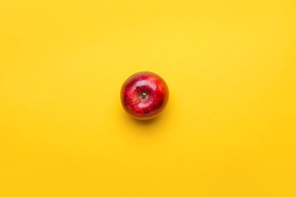 Fresh red apple on color background - Fotó, kép