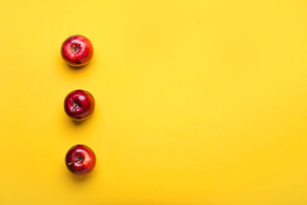 Fresh red apples on color background - Zdjęcie, obraz