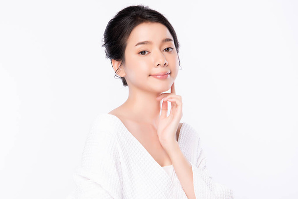 Linda jovem asiática vestindo roupão de banho no fundo branco, Cuidados com a cara, Tratamento facial, Cosmetologia, beleza e spa Conceito. - Foto, Imagem