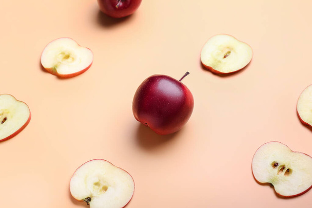 Fresh red apple with slices on color background - Valokuva, kuva