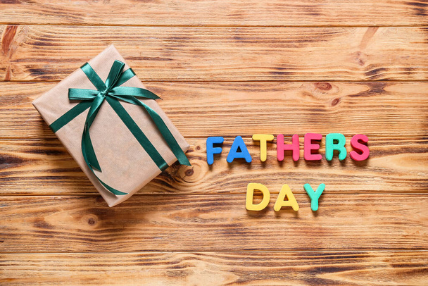 День отца и подарочная коробка на деревянном фоне - Фото, изображение