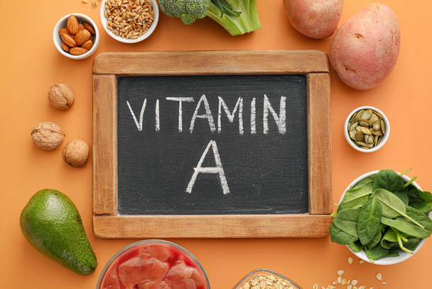Renk arkaplanı açısından A vitamini açısından zengin sağlıklı ürünler - Fotoğraf, Görsel