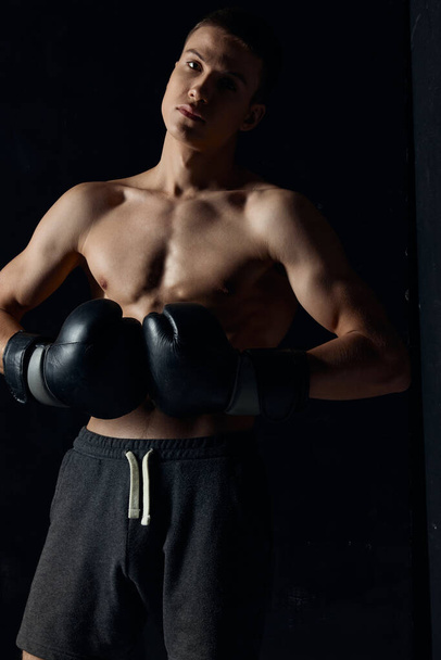 tipo con guantes de boxeo bombeado hasta el torso culturista atleta fitness - Foto, Imagen