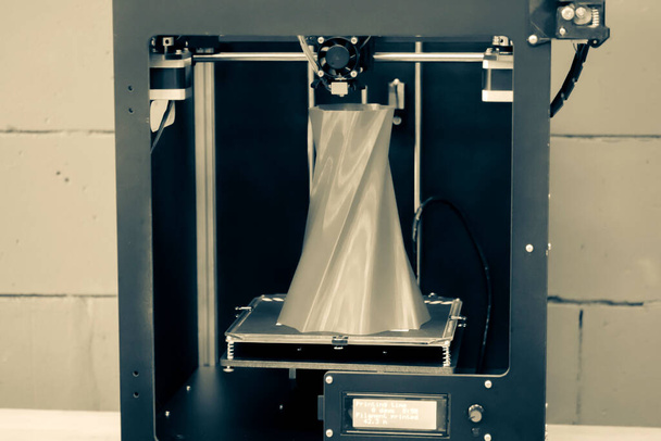 3D printer working close up. Automatic three dimensional 3d printer - Foto, afbeelding