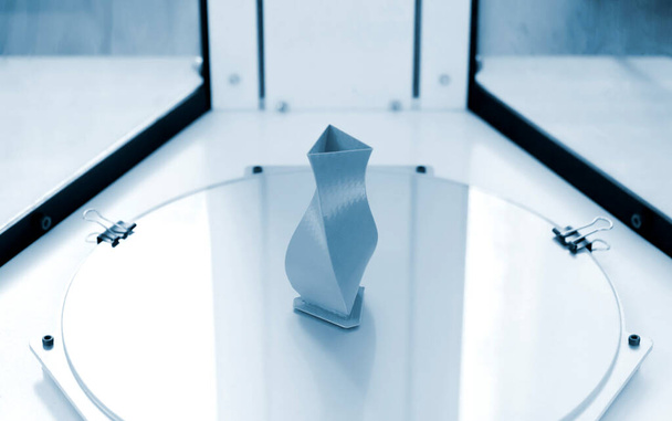 Világos kék tárgy nyomtatott 3D nyomtató 3D nyomtató belsejében. - Fotó, kép