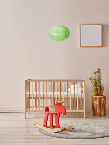 Moderní dětský pokoj s dřevěnou postelí a lampou koncepce. - Fotografie, Obrázek