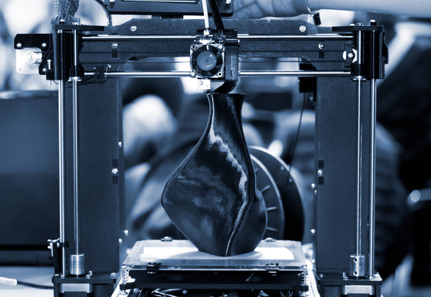 3D tulostin tulostaa mallin muodossa musta maljakko lähikuva. - Valokuva, kuva