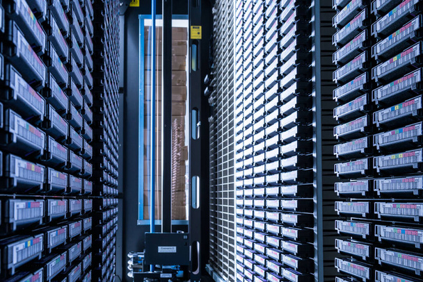 data cloud tapes in datacenter racks - Foto, afbeelding
