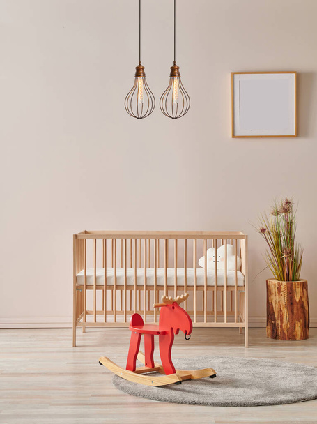 Chambre bébé moderne avec lit en bois et concept de lampe. - Photo, image