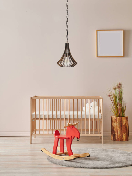 Chambre bébé moderne avec lit en bois et concept de lampe. - Photo, image