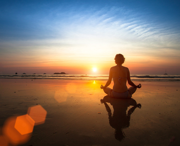 Nainen meditoi - Valokuva, kuva