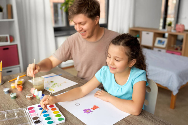 happy father with little daughter drawing at home - Foto, Imagem