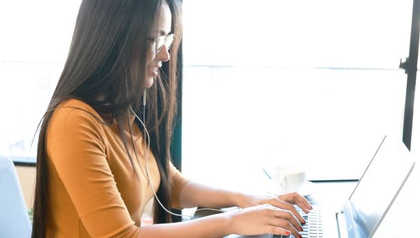 Mulher asiática usar computador para trabalhar na mesa de escritório - Foto, Imagem