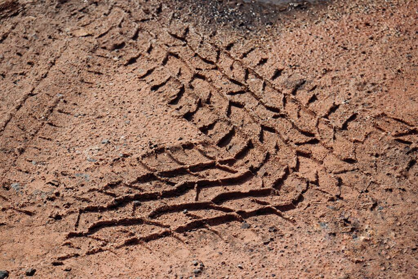 Ślady kół na tle lub strukturze drogi glebowej - Zdjęcie, obraz