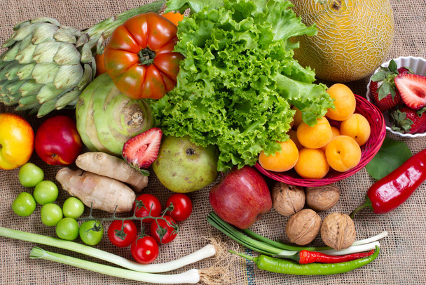 verduras y frutas frescas mezcladas - Foto, imagen