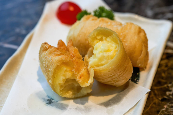 Un delicioso postre frito, crujiente durian - Foto, Imagen