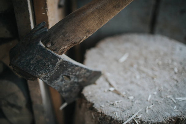 A closeup shot of an old ax in a log - Foto, Imagen